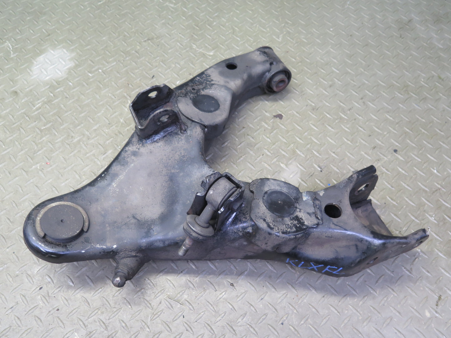 1998-2007 Lexus UZJ100L LX470 Front Left Suspension Lower Control Arm