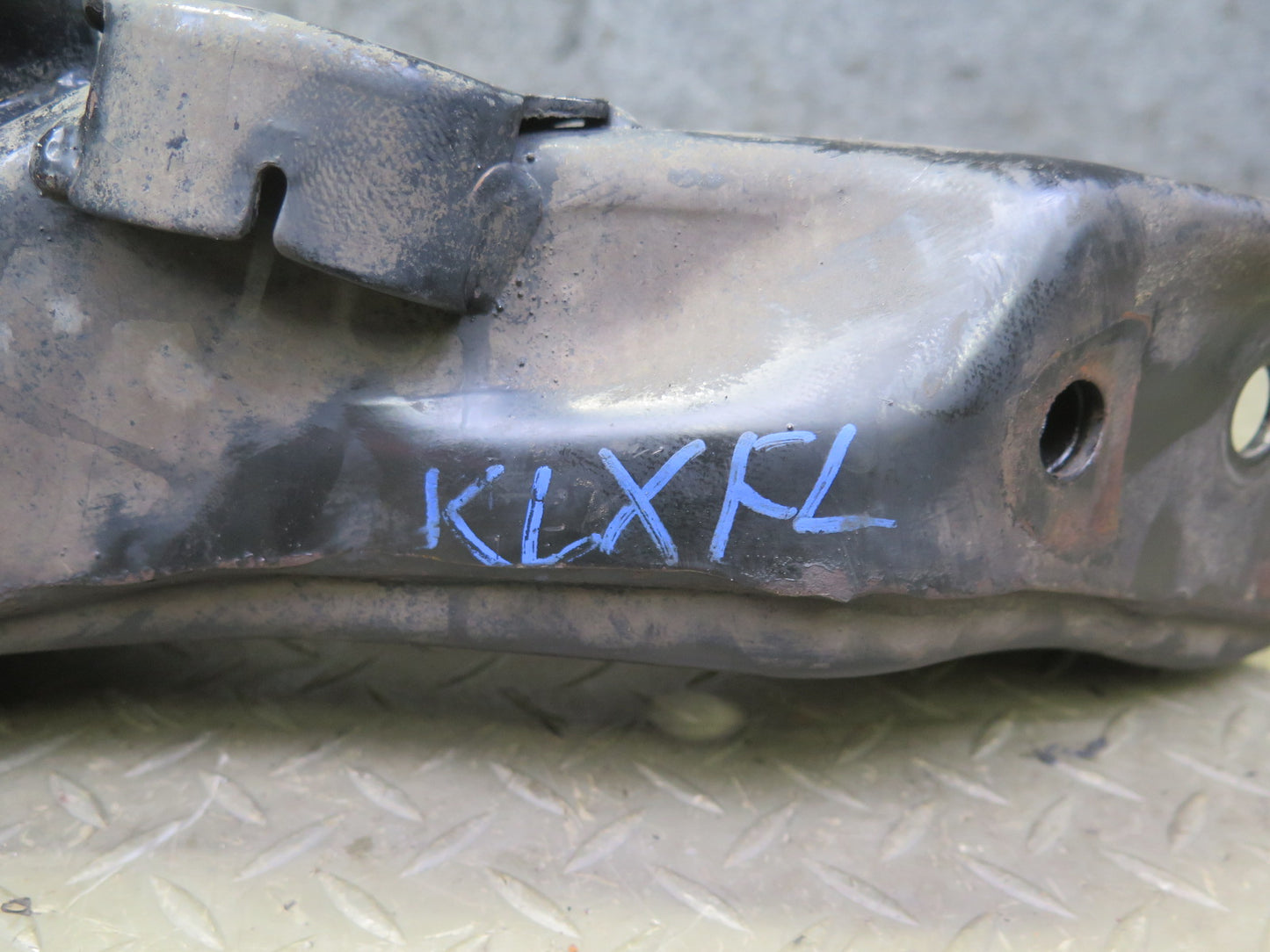 1998-2007 Lexus UZJ100L LX470 Front Left Suspension Lower Control Arm