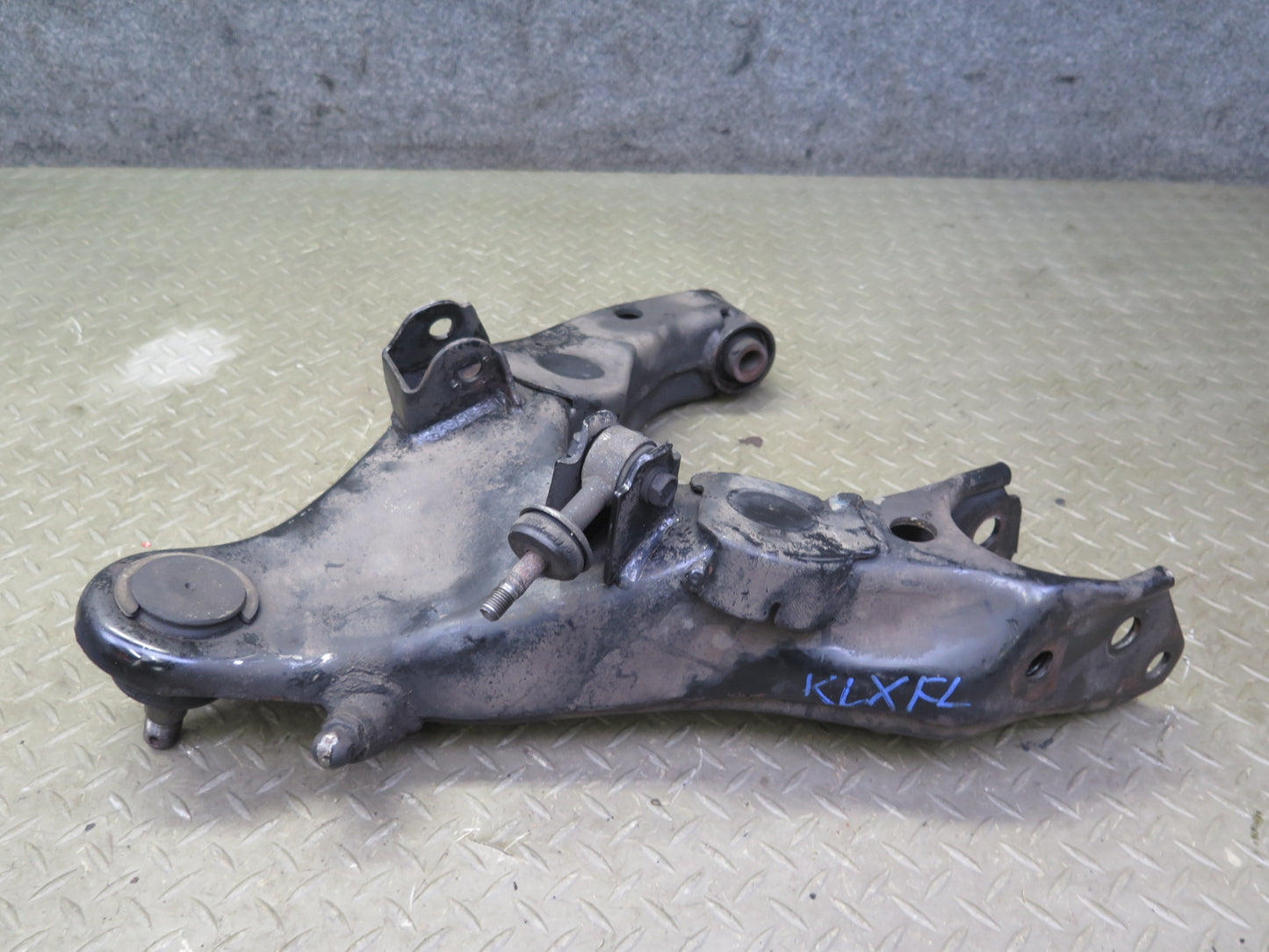 1998-2007 Lexus UZJ100L LX470 Front Left Suspension Lower Control Arm