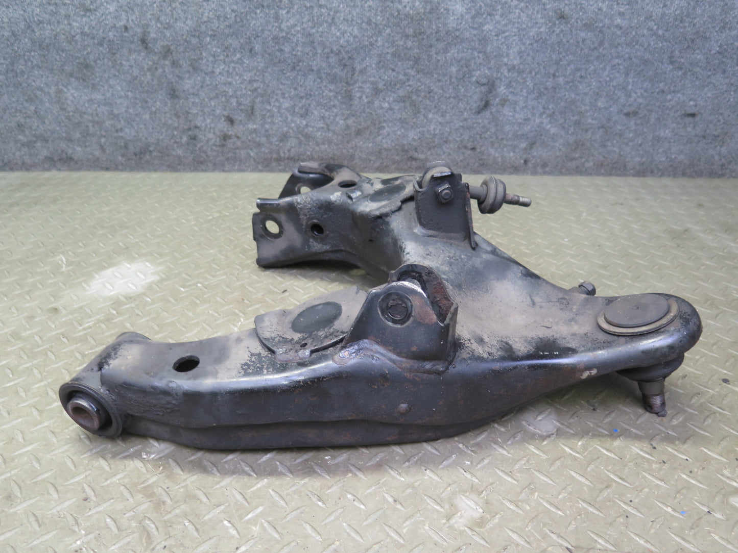 1998-2007 Lexus UZJ100L LX470 Front Left Suspension Lower Control Arm