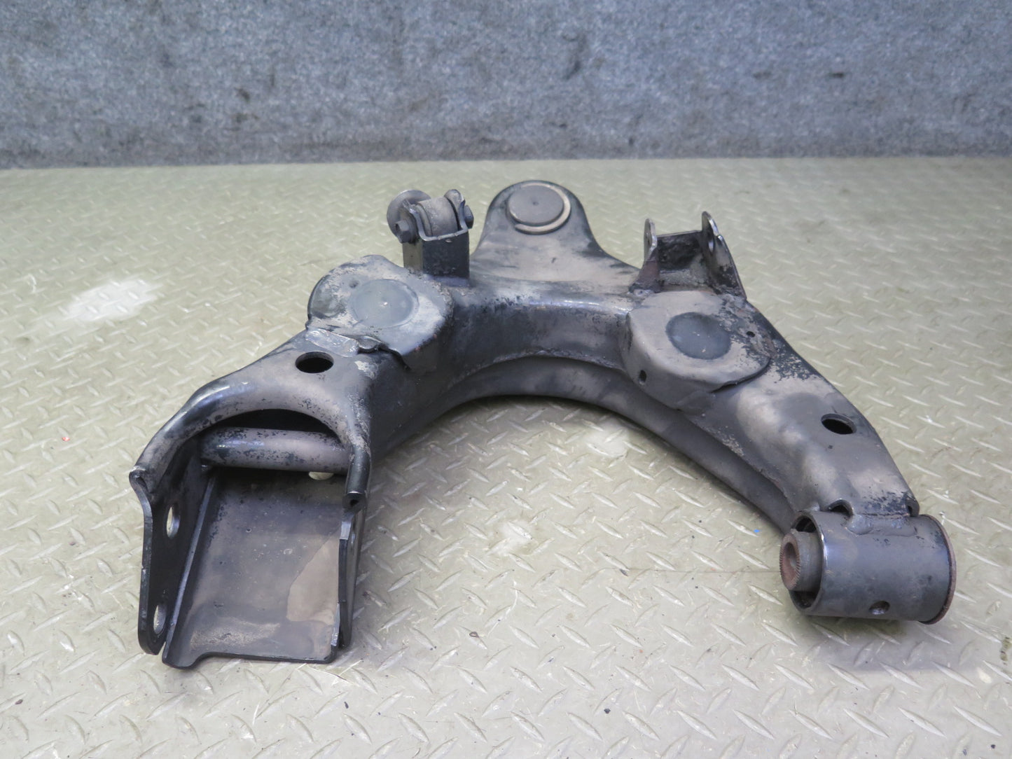 1998-2007 Lexus UZJ100L LX470 Front Left Suspension Lower Control Arm