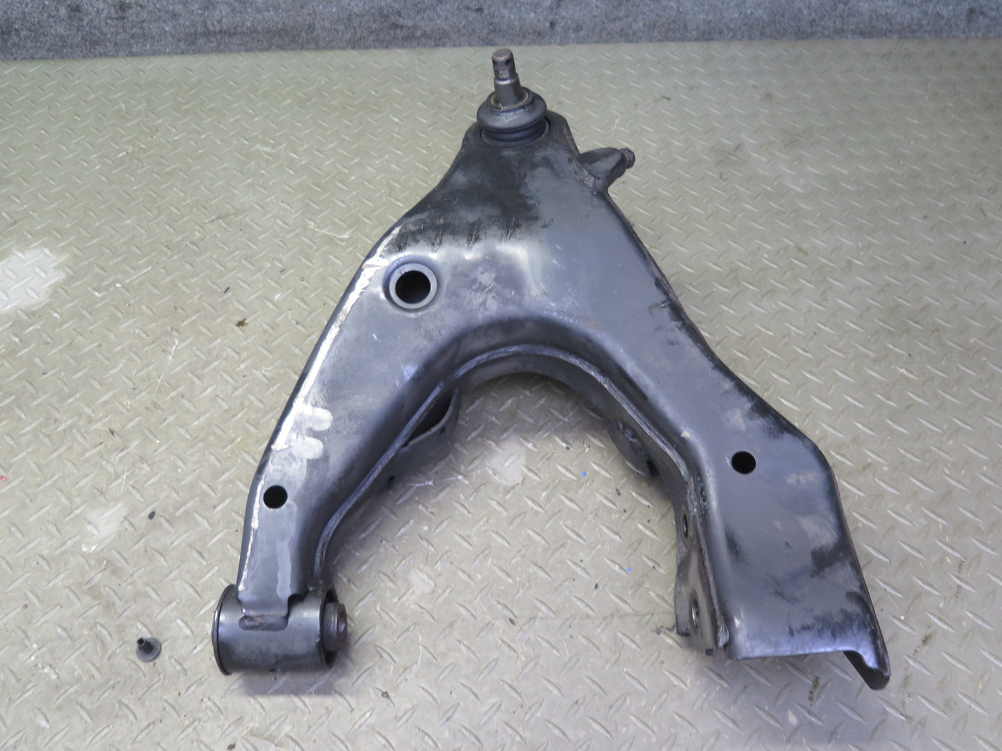 1998-2007 Lexus UZJ100L LX470 Front Left Suspension Lower Control Arm