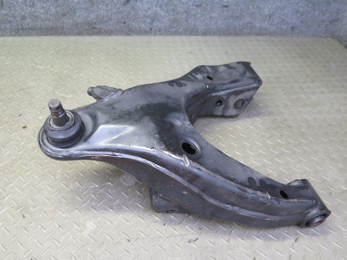 1998-2007 Lexus UZJ100L LX470 Front Left Suspension Lower Control Arm