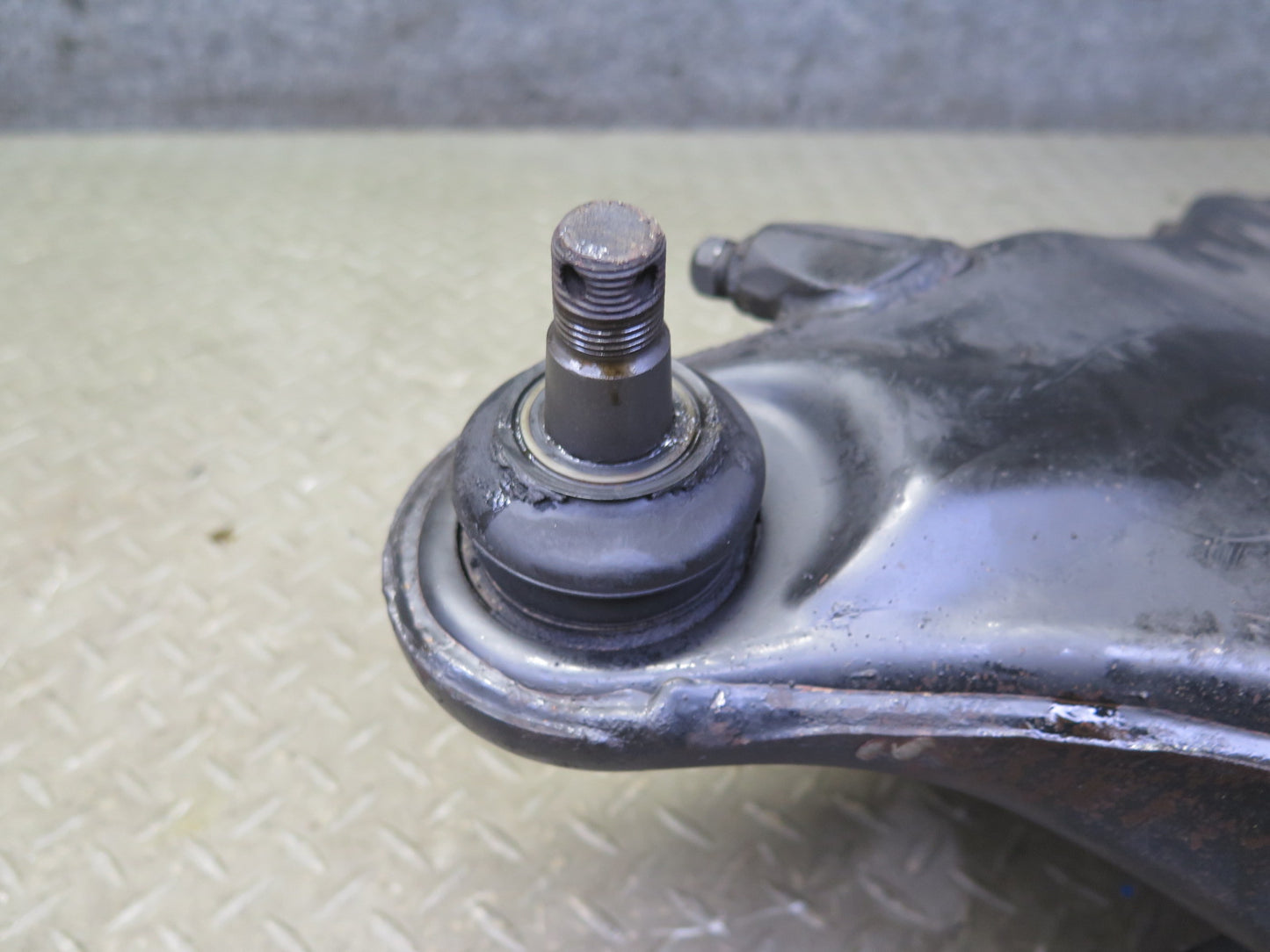 1998-2007 Lexus UZJ100L LX470 Front Left Suspension Lower Control Arm