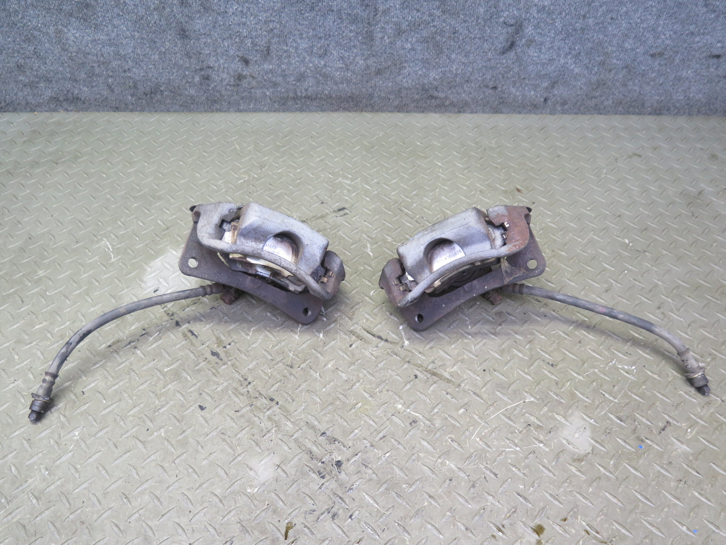2003-2007 Lexus UZJ100L LX470 AWD Rear Left & Right Brake Caliper Set of 2