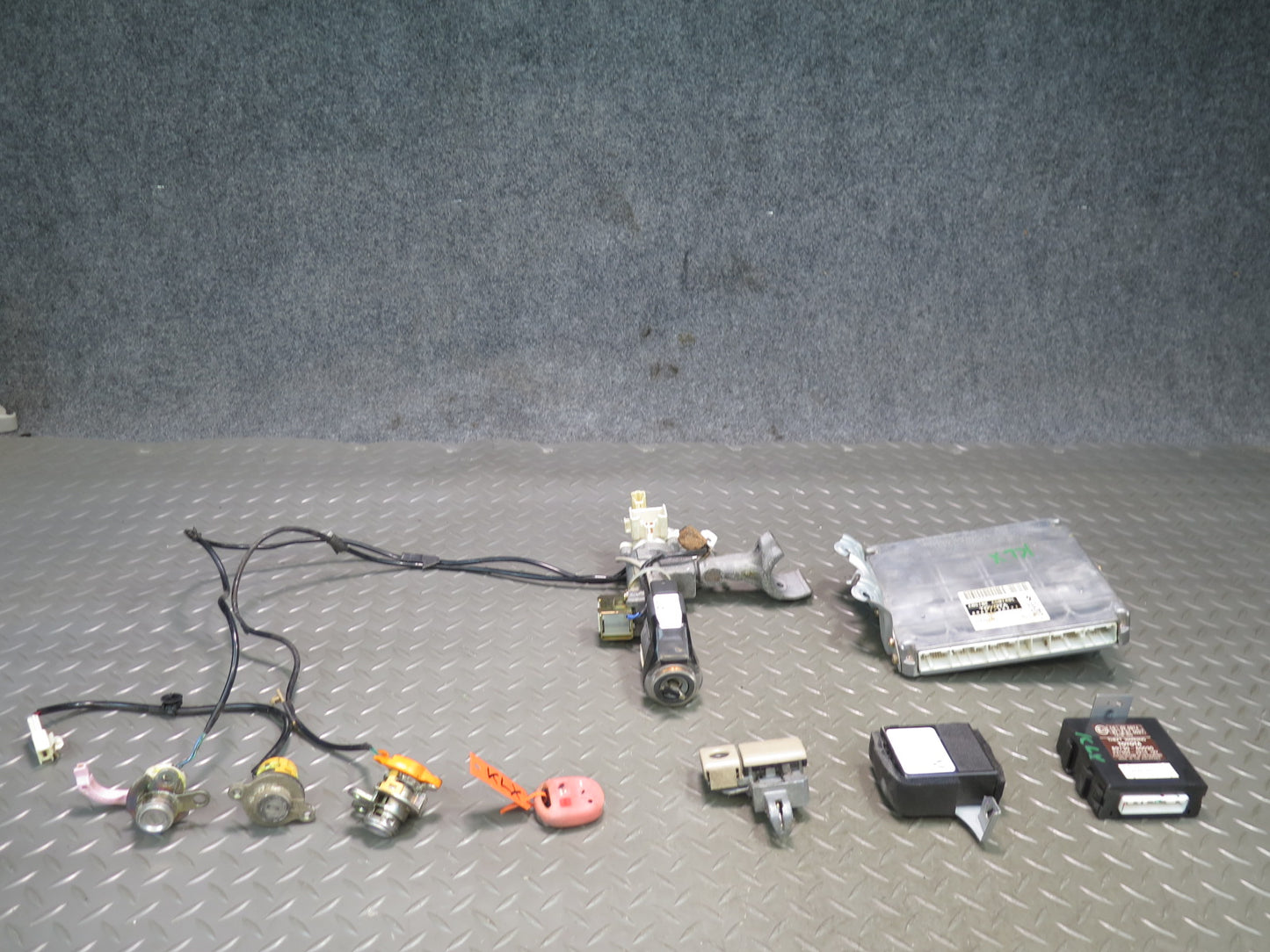2003 Lexus UZJ100L LX470 2UZFE Engine ECU ECM Immo Ignition Lock KEY Set