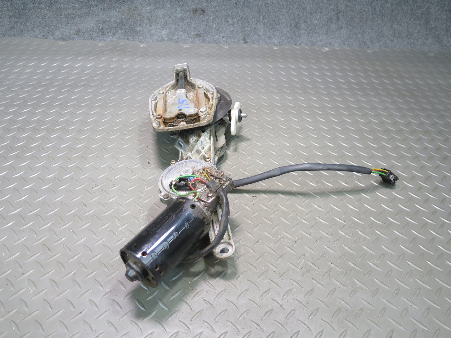 94-02 Mercedes R129 Sl-class Windshield Wiper Transmission  Linkage w Motor OEM