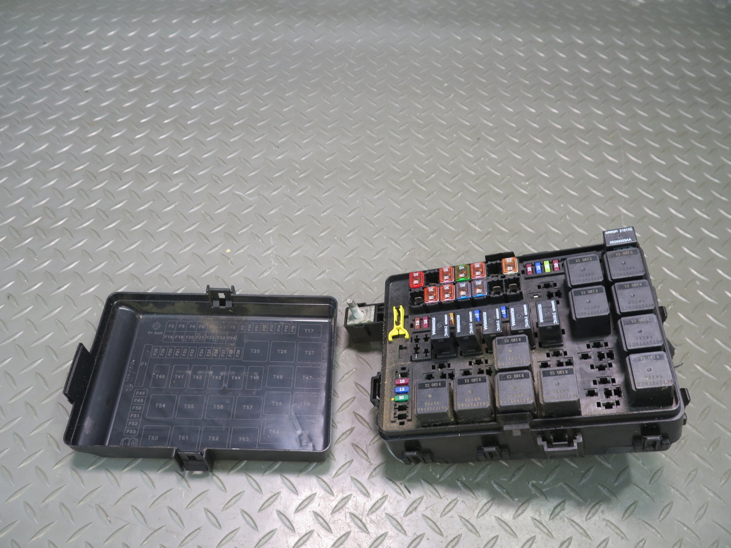 2014-2017 Maserati Ghibli M157 SQ4 Engine Bay Fuse Relay Junction Box