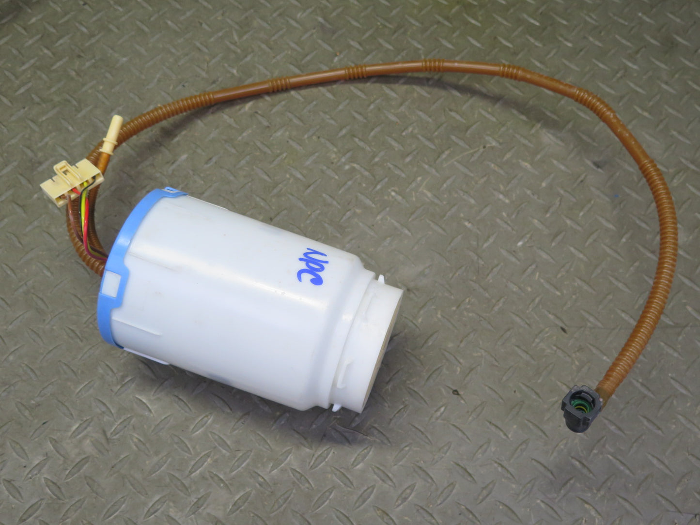 2011-2014 Porsche Cayenne S 4.8L Engine Fuel Gas Pump Sending Unit W/ Lines Assy