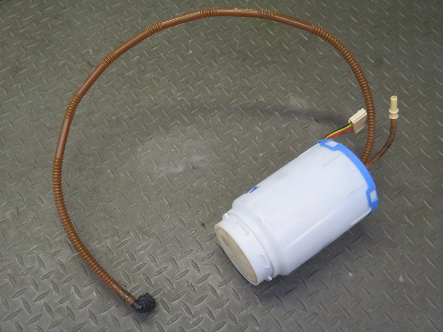 2011-2014 Porsche Cayenne S 4.8L Engine Fuel Gas Pump Sending Unit W/ Lines Assy