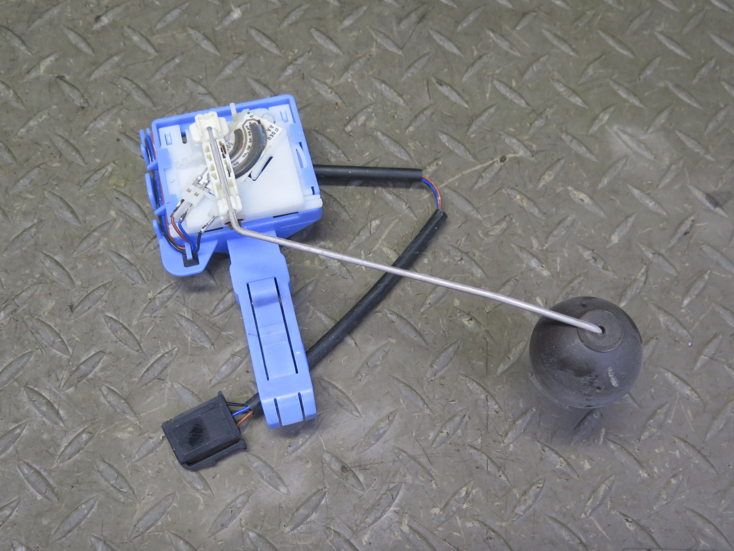 2011-2014 Porsche Cayenne S 4.8L Engine Fuel Gas Pump Sending Unit W/ Lines Assy
