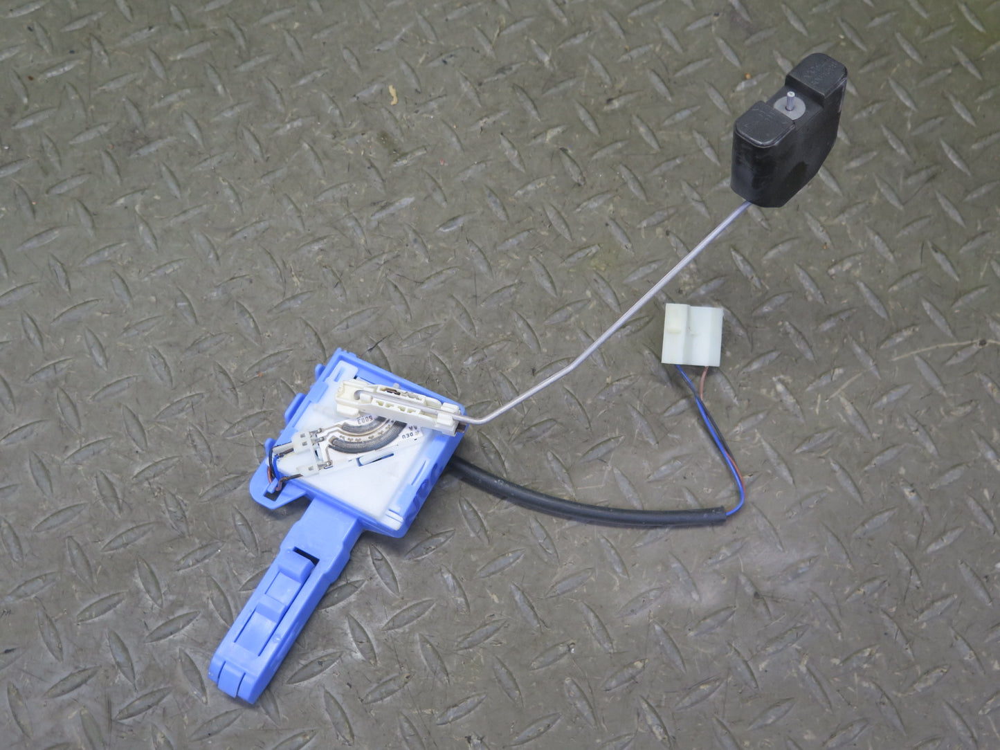 2011-2014 Porsche Cayenne S 4.8L Engine Fuel Gas Pump Sending Unit W/ Lines Assy