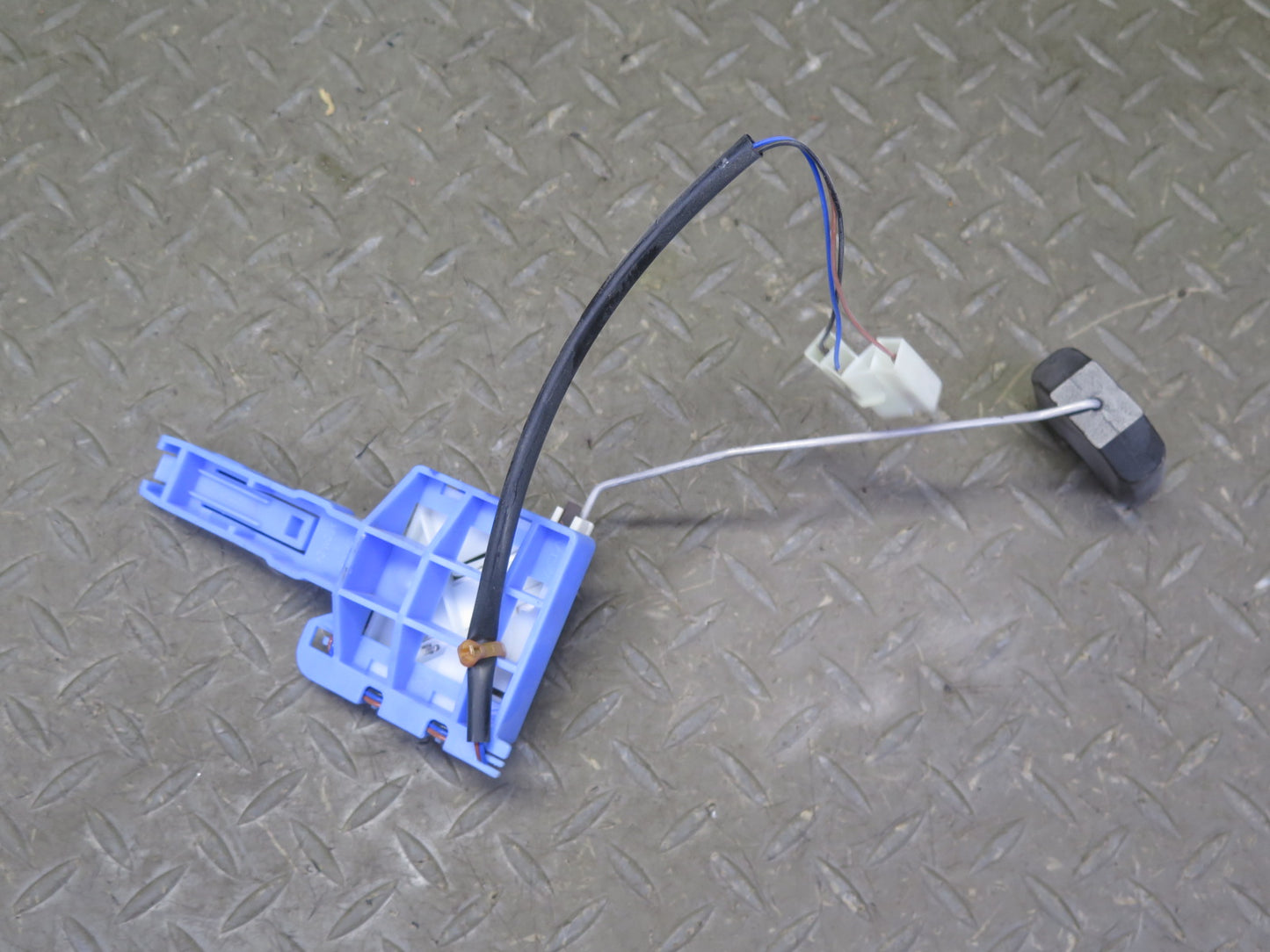 2011-2014 Porsche Cayenne S 4.8L Engine Fuel Gas Pump Sending Unit W/ Lines Assy