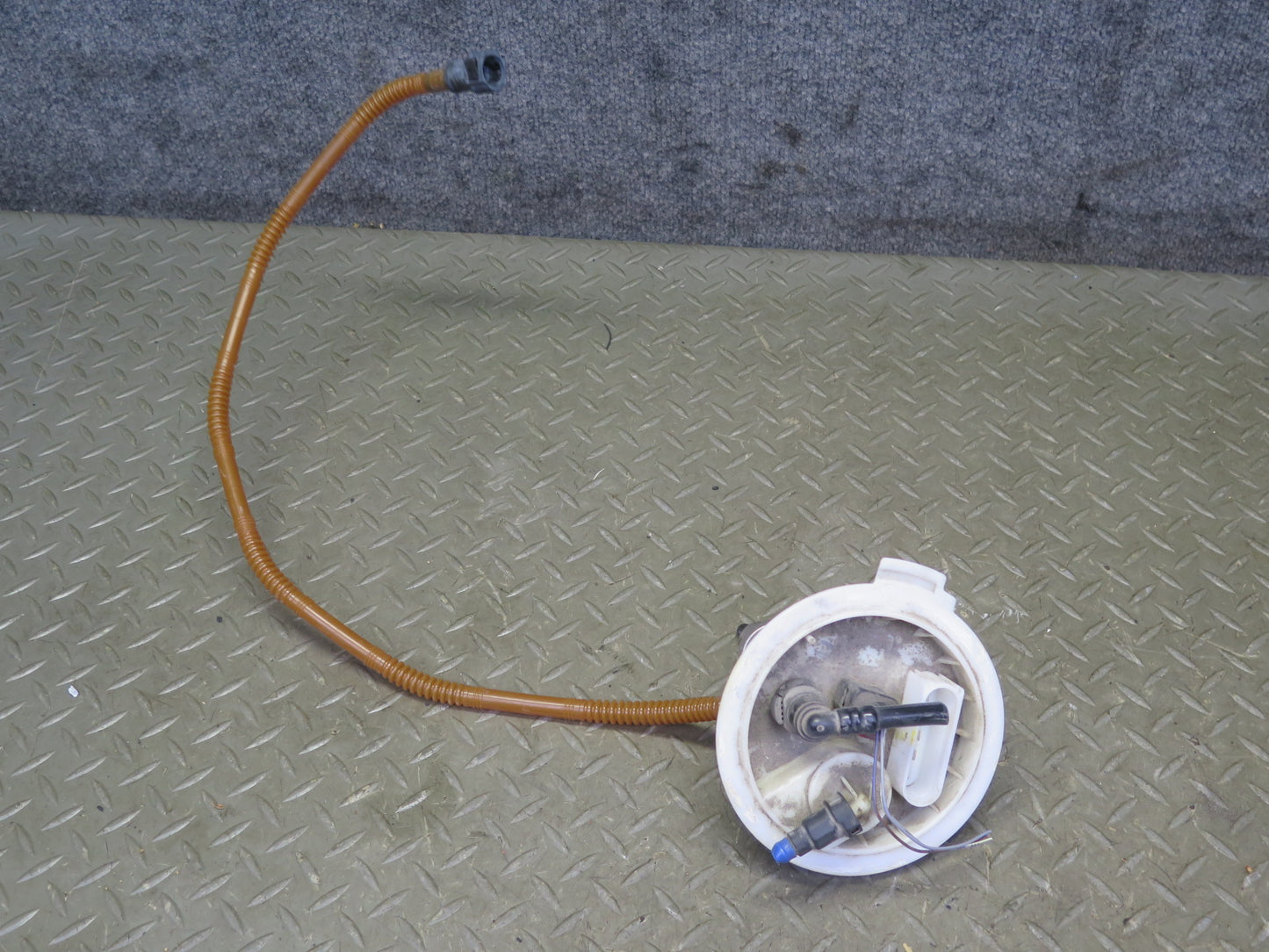 2011-2014 Porsche Cayenne S 4.8L Engine Fuel Gas Pump Sending Unit W/ Lines Assy