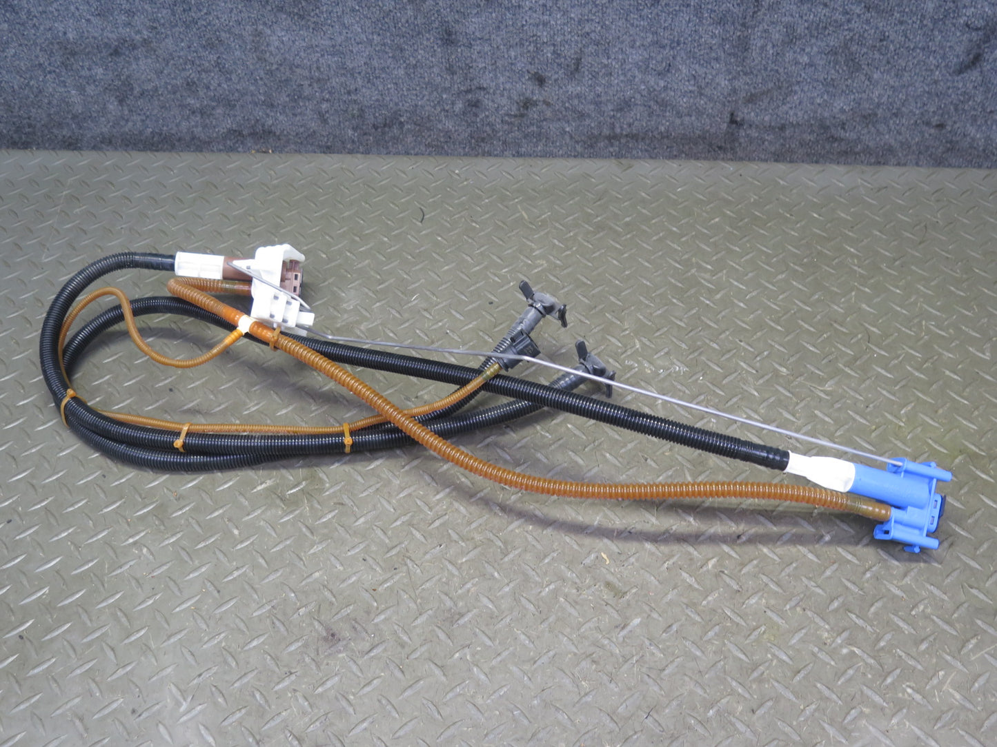 2011-2014 Porsche Cayenne S 4.8L Engine Fuel Gas Pump Sending Unit W/ Lines Assy