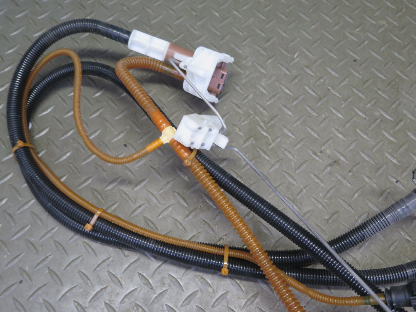 2011-2014 Porsche Cayenne S 4.8L Engine Fuel Gas Pump Sending Unit W/ Lines Assy