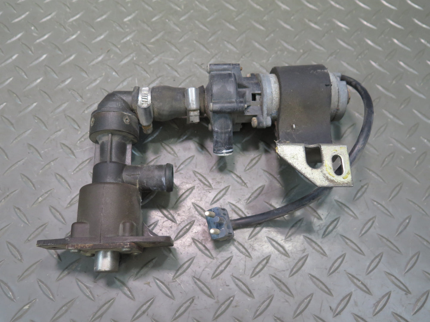 81-85 Mercedes R107 Secondary Auxiliary AUX Water & Heater Control Pump OEM