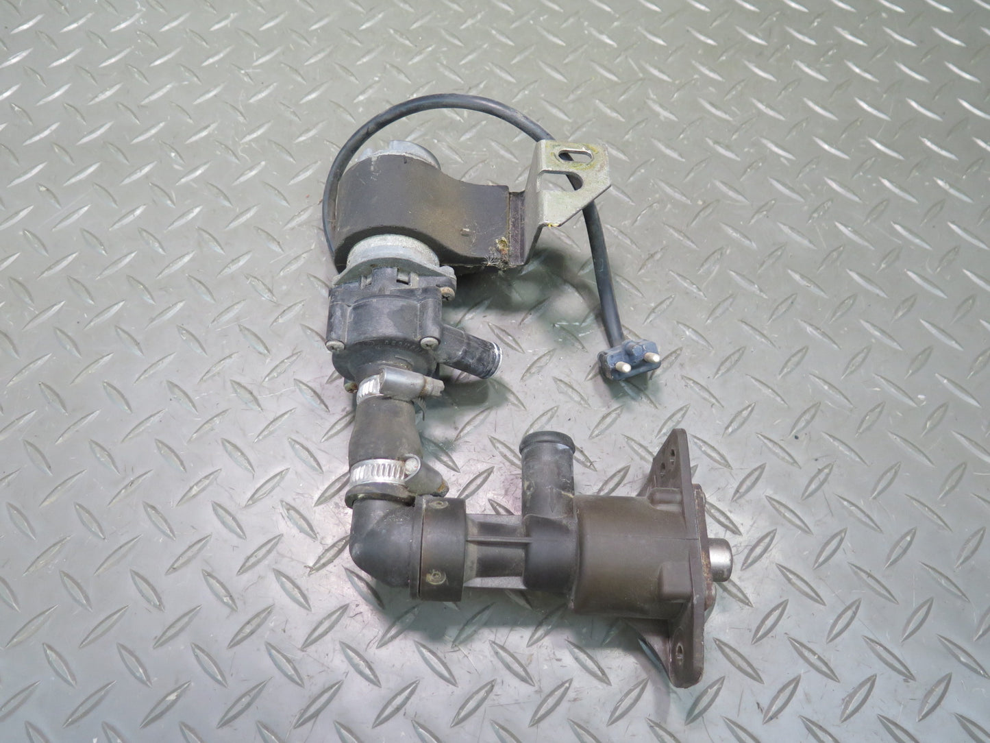 81-85 Mercedes R107 Secondary Auxiliary AUX Water & Heater Control Pump OEM