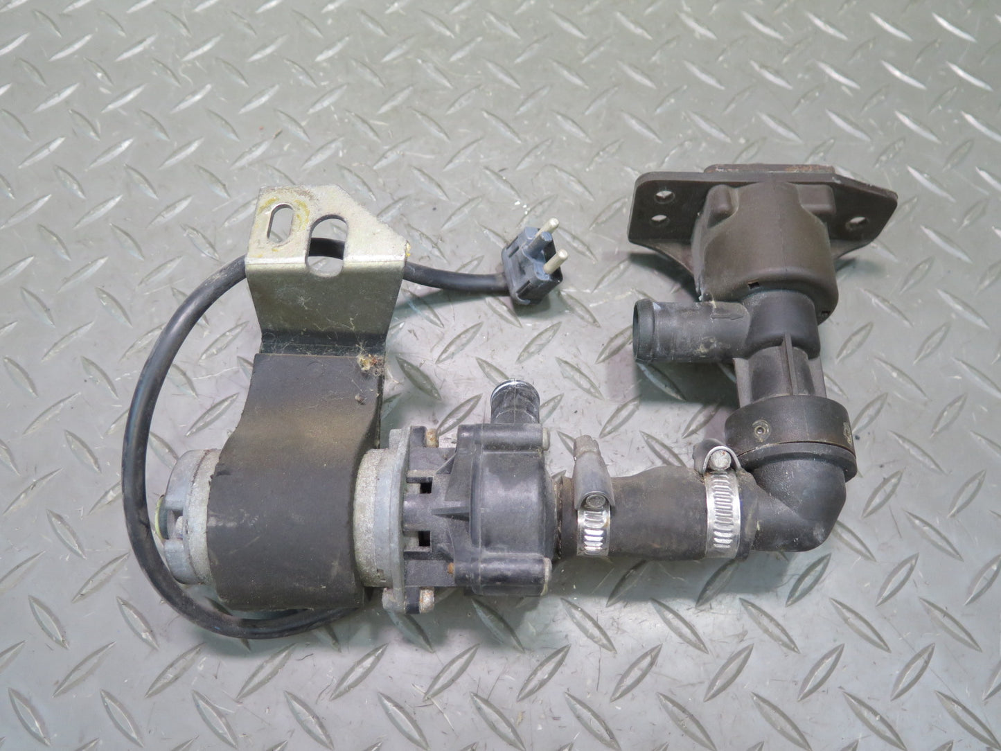 81-85 Mercedes R107 Secondary Auxiliary AUX Water & Heater Control Pump OEM