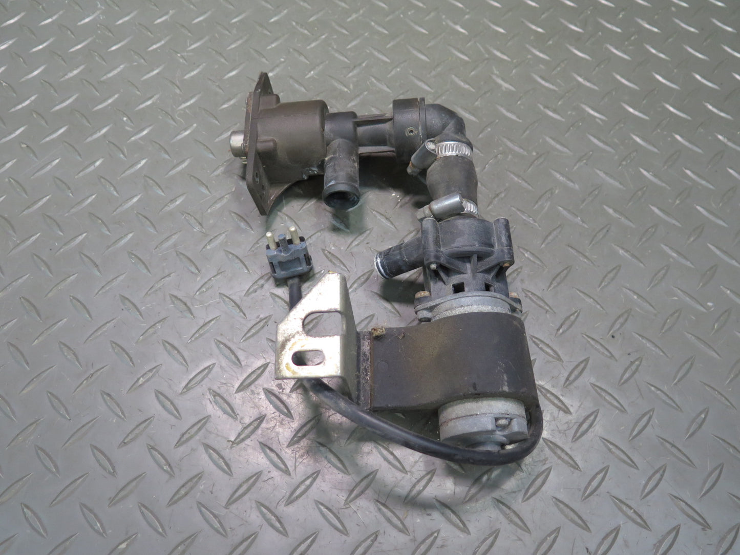 81-85 Mercedes R107 Secondary Auxiliary AUX Water & Heater Control Pump OEM