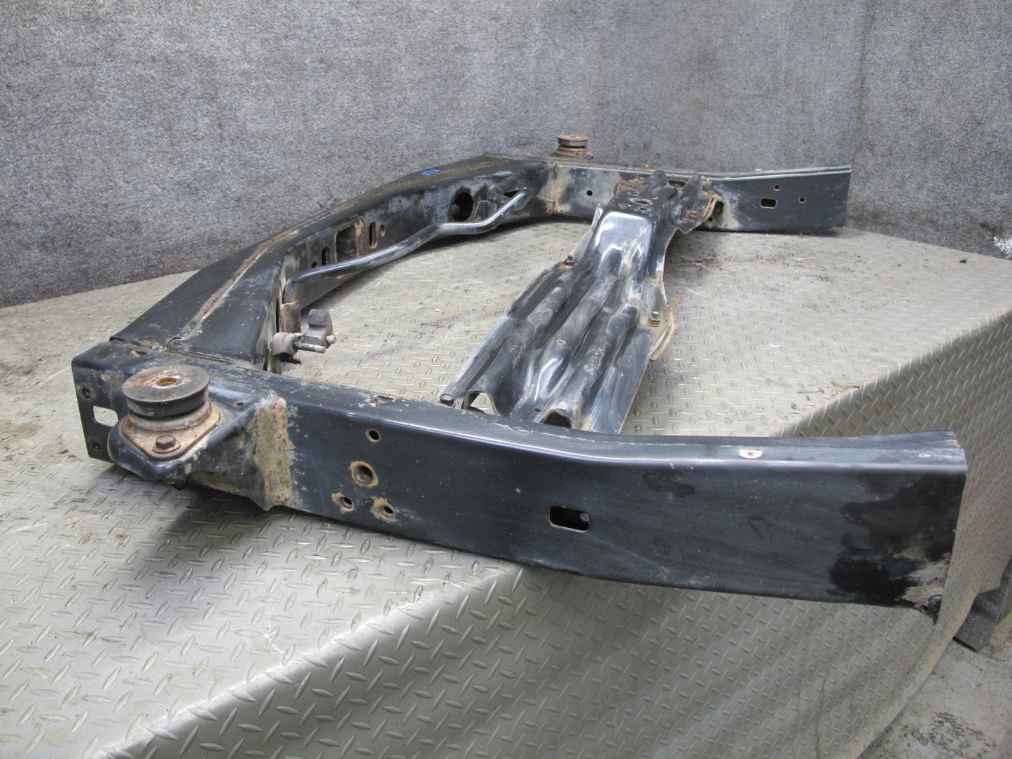 2003-2004 Lexus UZJ100L LX470 Rear Cradle Crossmember Frame