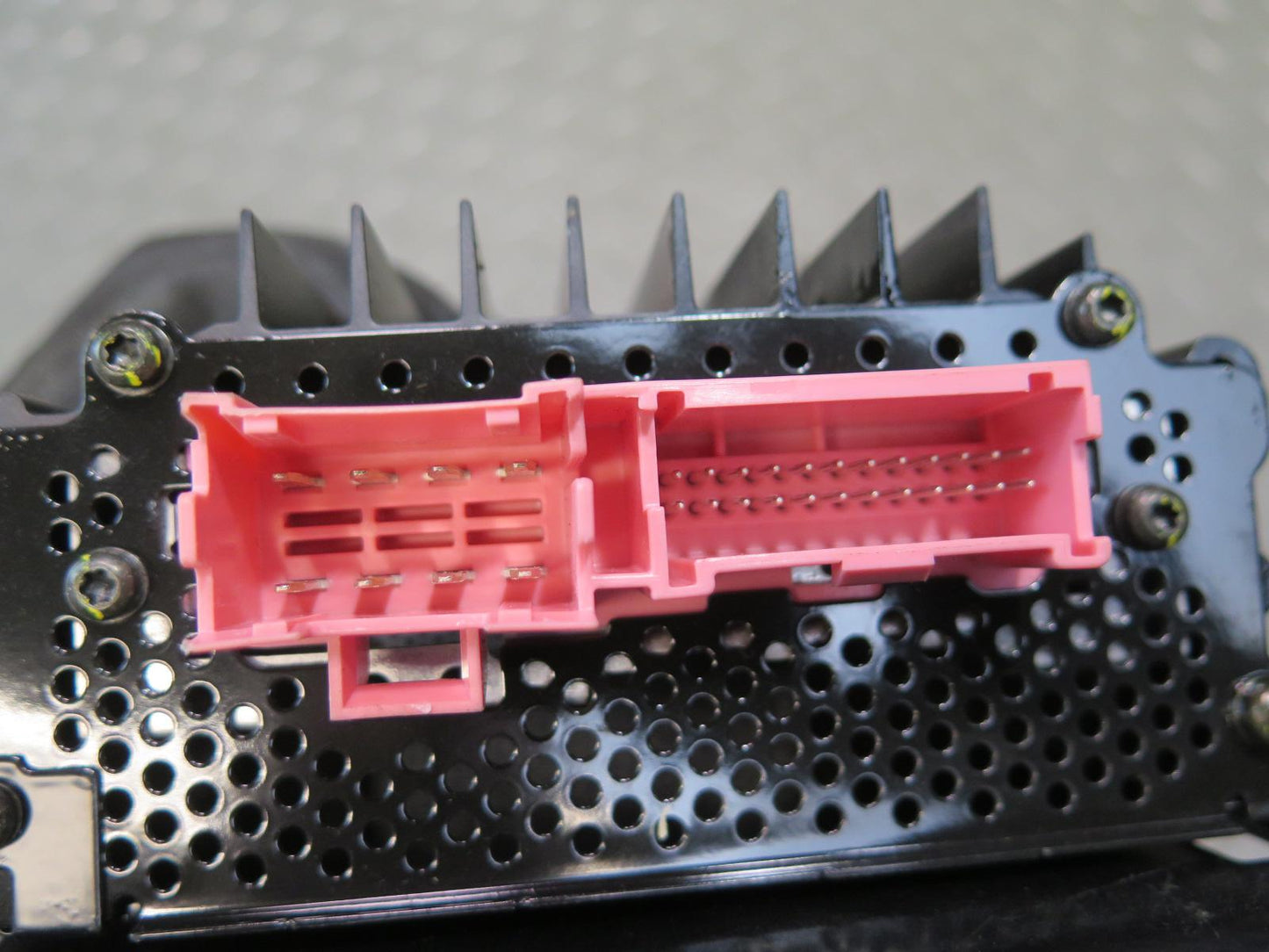 2002-2004 Porsche 911 996 Audio System Amplifier AMP w Bracket 99664525501