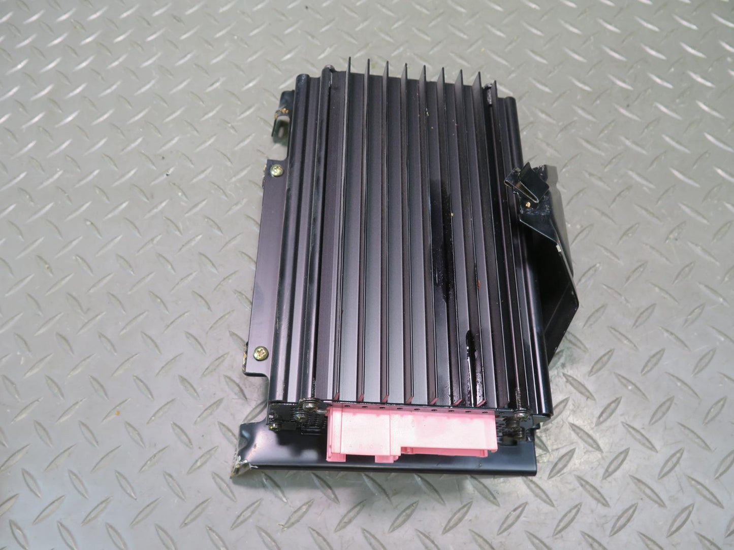 2002-2004 Porsche 911 996 Audio System Amplifier AMP w Bracket 99664525501