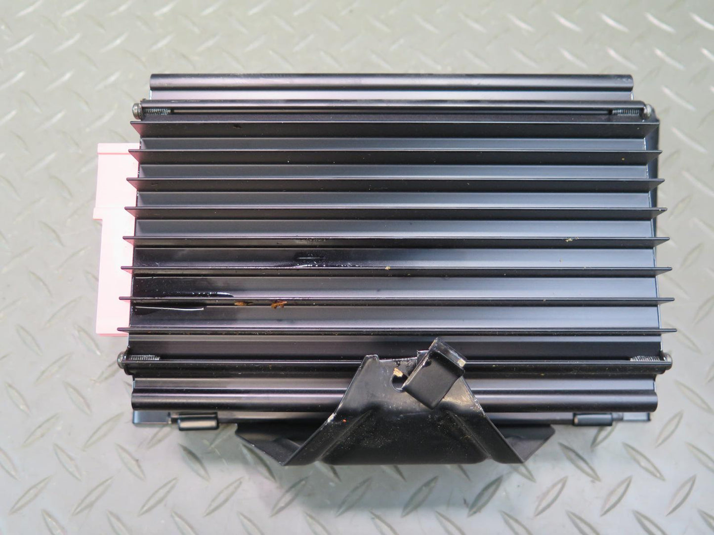 2002-2004 Porsche 911 996 Audio System Amplifier AMP w Bracket 99664525501