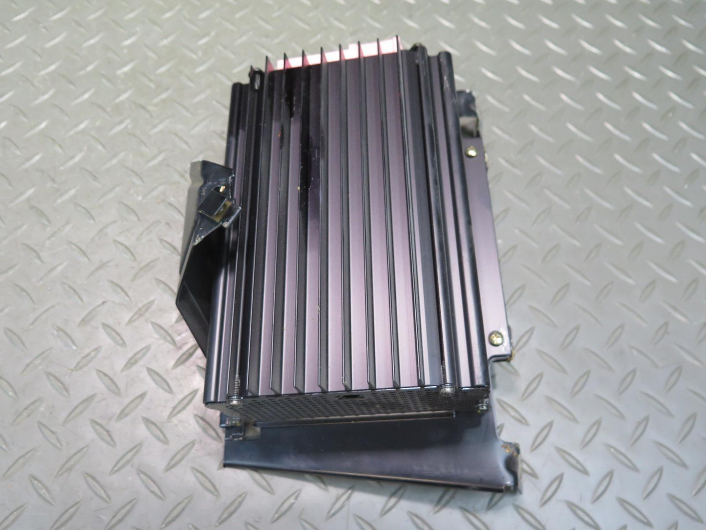 2002-2004 Porsche 911 996 Audio System Amplifier AMP w Bracket 99664525501