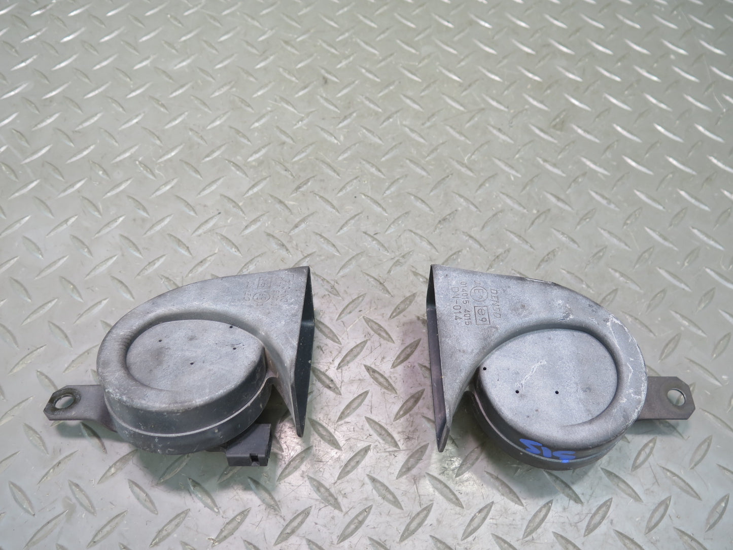 01-05 Lexus JCE10L IS300 Set of 2 High & Low Tone Note Pitch Horn Signal OEM