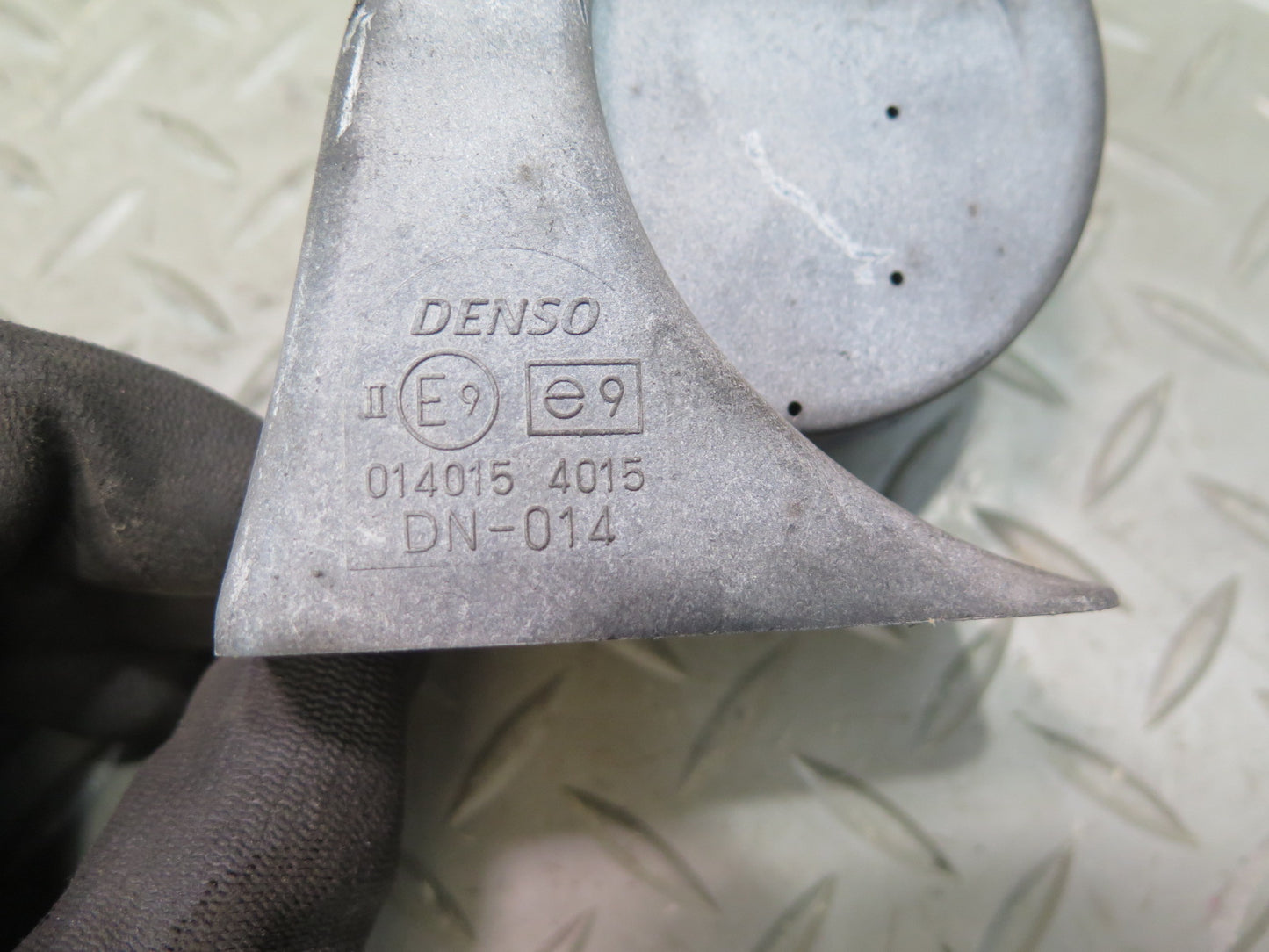 01-05 Lexus JCE10L IS300 Set of 2 High & Low Tone Note Pitch Horn Signal OEM