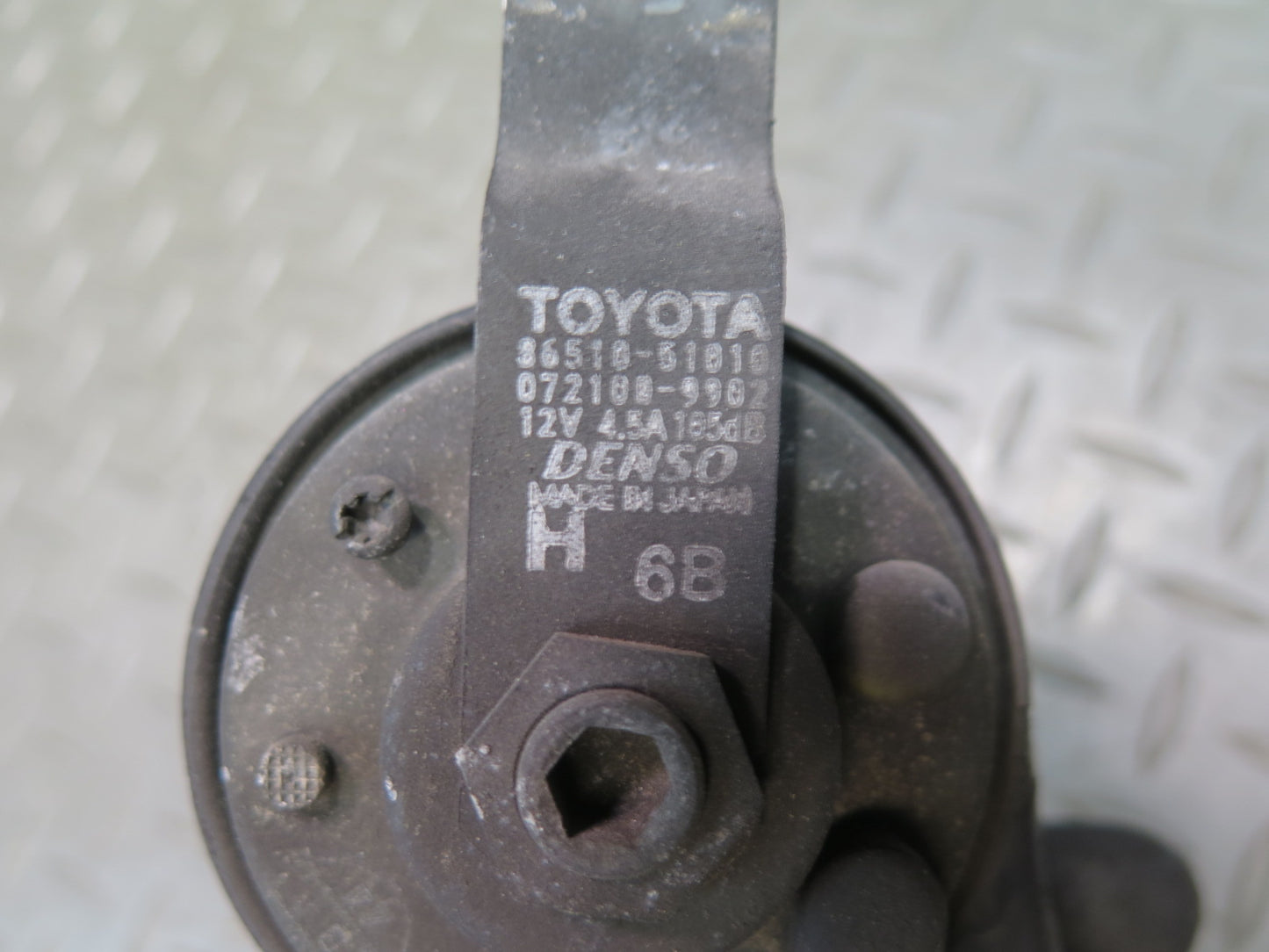 01-05 Lexus JCE10L IS300 Set of 2 High & Low Tone Note Pitch Horn Signal OEM