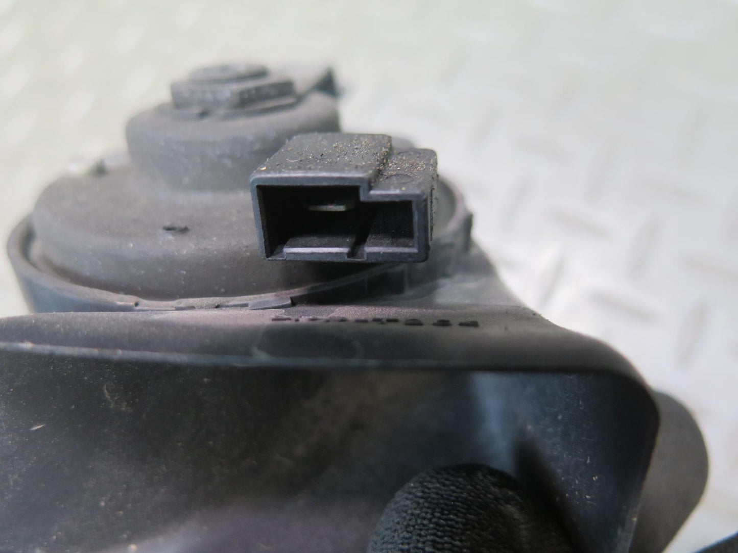 01-05 Lexus JCE10L IS300 Set of 2 High & Low Tone Note Pitch Horn Signal OEM