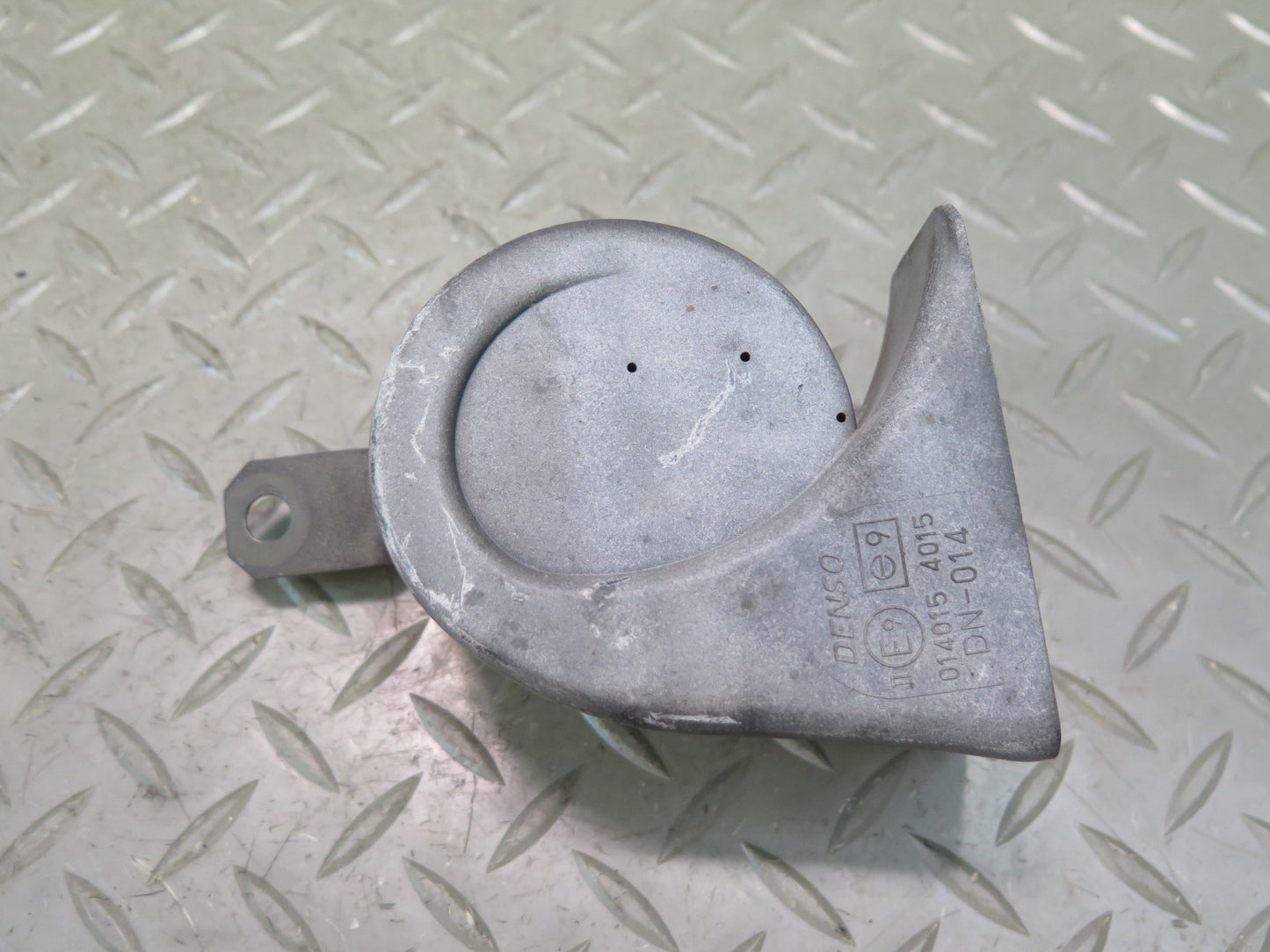 01-05 Lexus JCE10L IS300 Set of 2 High & Low Tone Note Pitch Horn Signal OEM