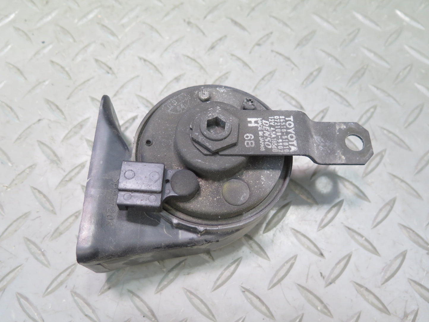 01-05 Lexus JCE10L IS300 Set of 2 High & Low Tone Note Pitch Horn Signal OEM