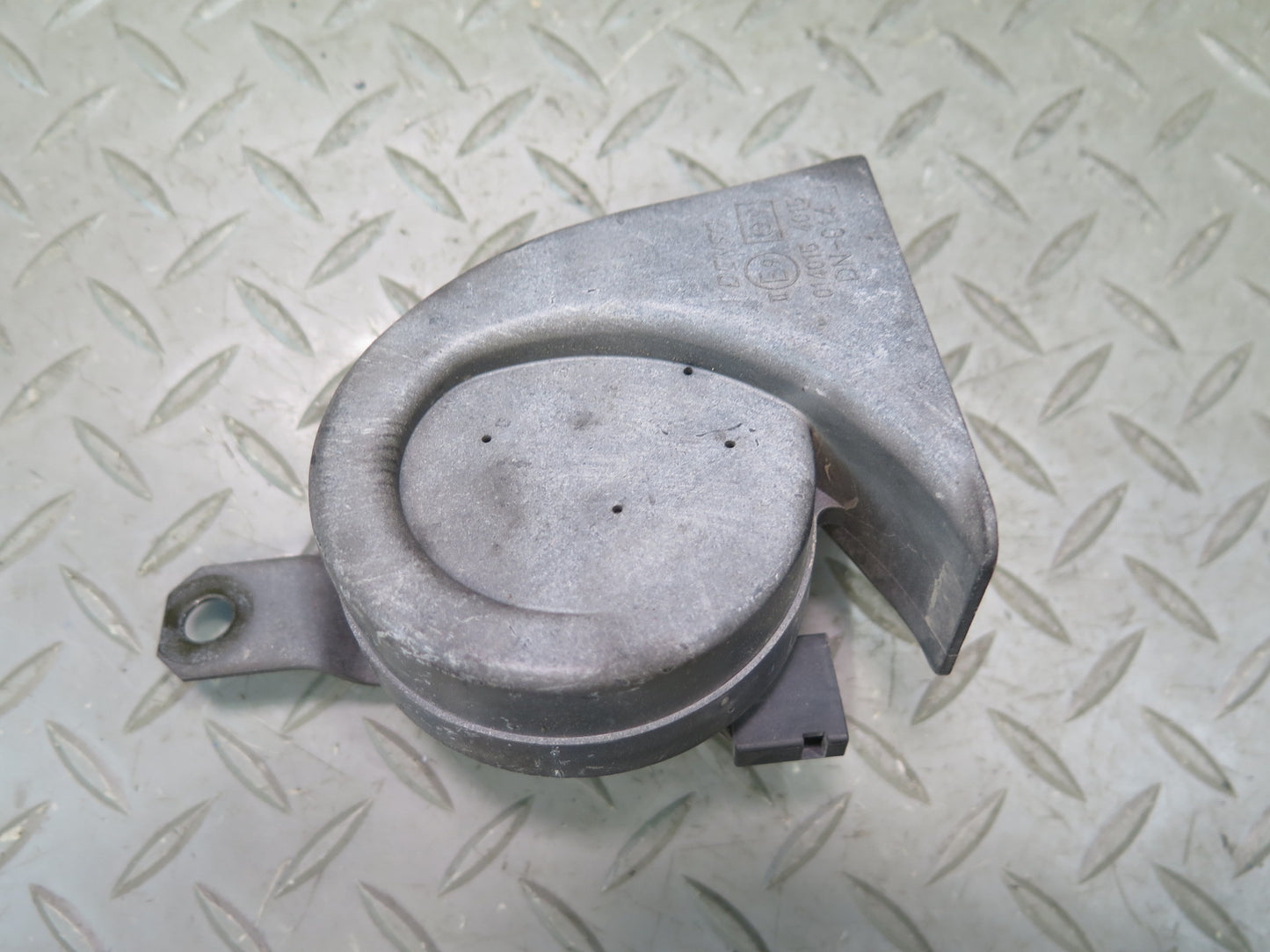 01-05 Lexus JCE10L IS300 Set of 2 High & Low Tone Note Pitch Horn Signal OEM
