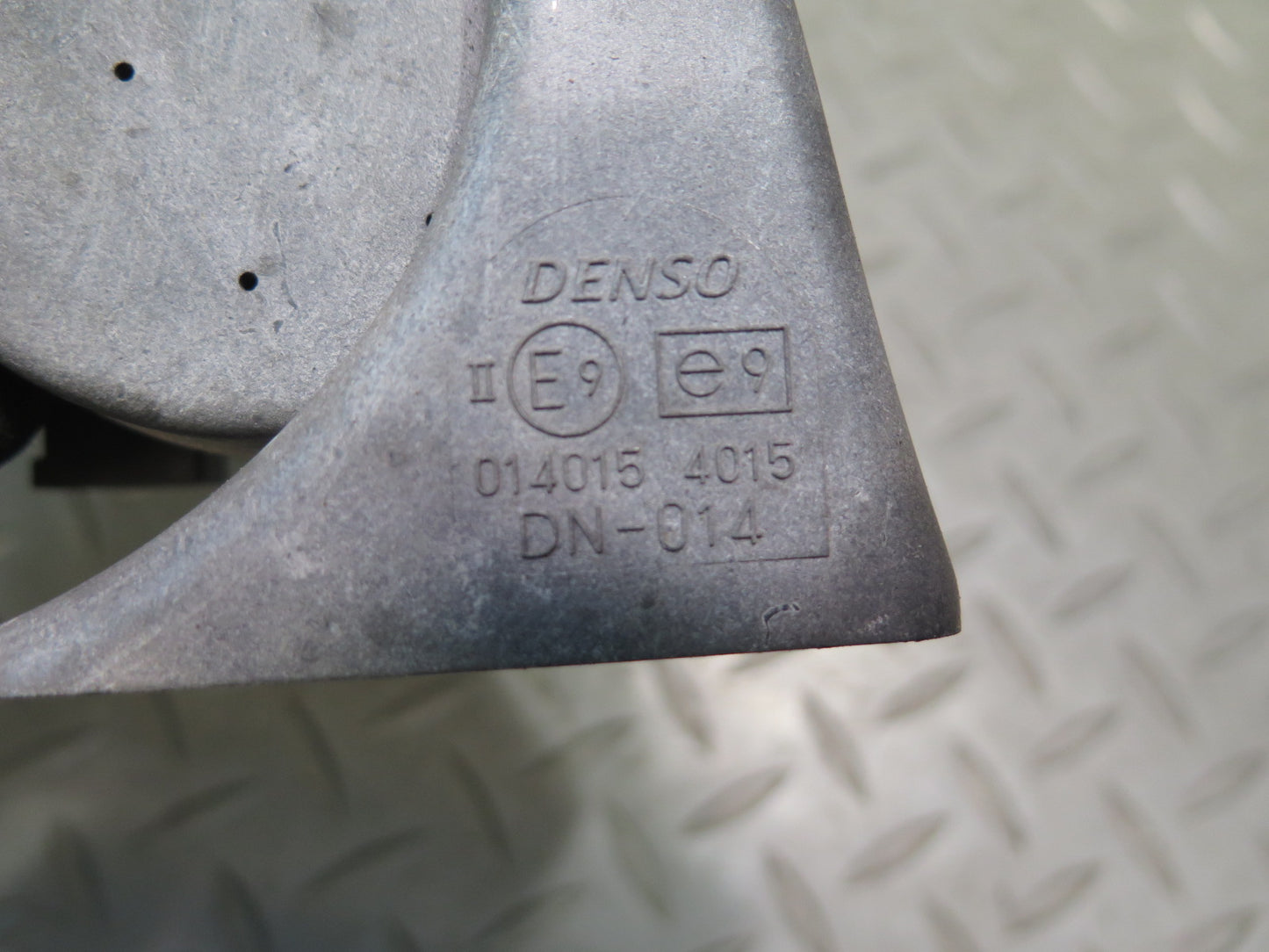 01-05 Lexus JCE10L IS300 Set of 2 High & Low Tone Note Pitch Horn Signal OEM