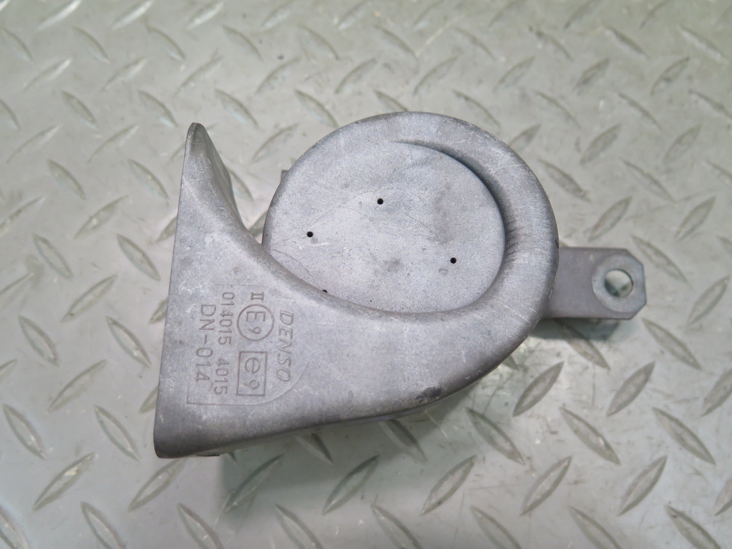 01-05 Lexus JCE10L IS300 Set of 2 High & Low Tone Note Pitch Horn Signal OEM