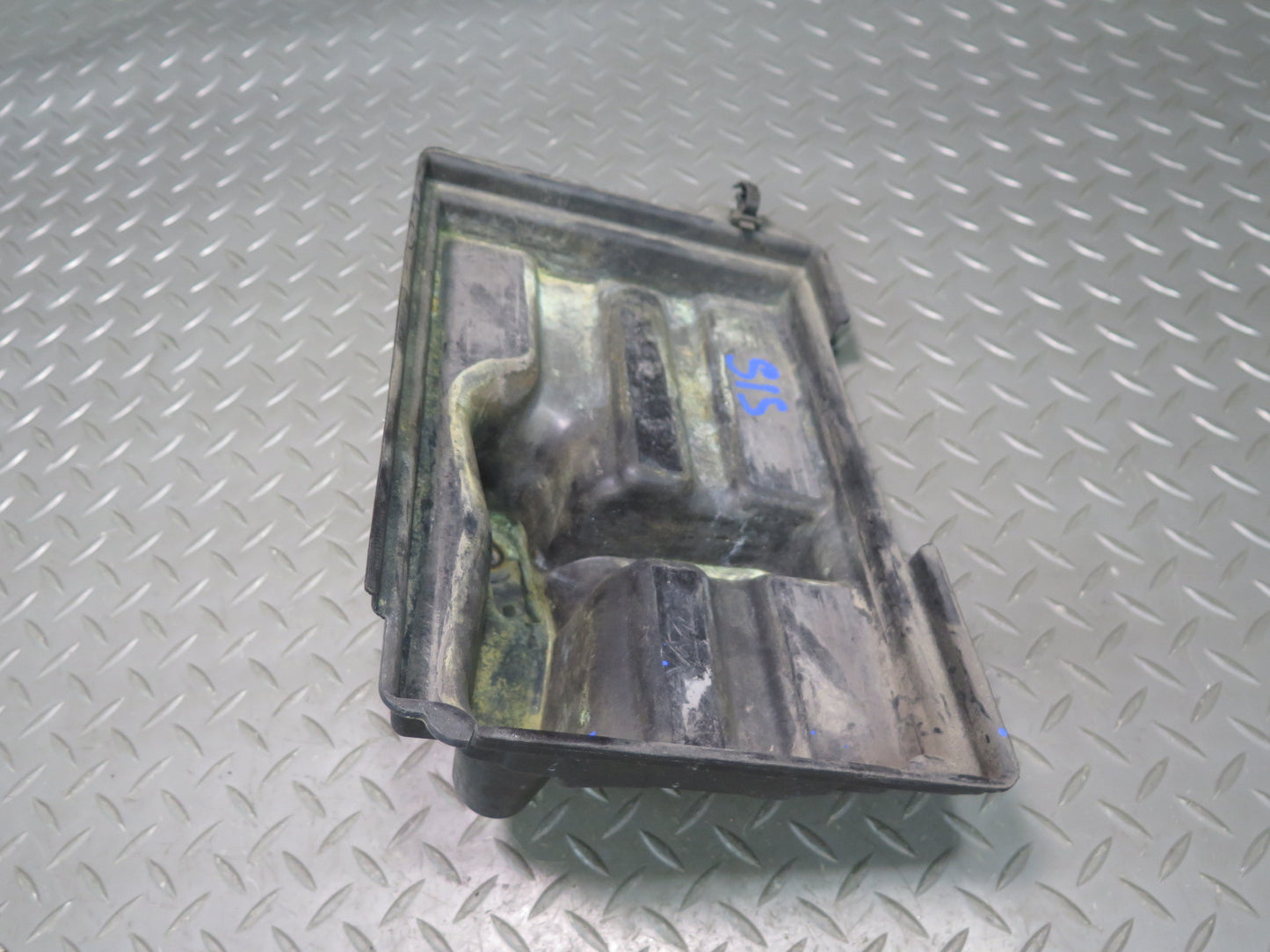 01-05 Lexus JCE10L IS300 Battery Tray Holder Bracket Set OEM