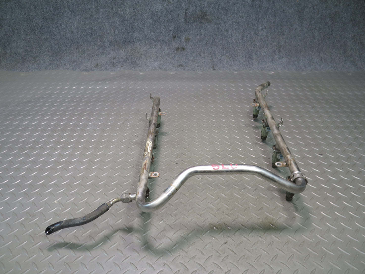 99-02 Mercedes R129 SL500 M113.961 Engine Fuel Rail w Injectors & Hose Assy OEM