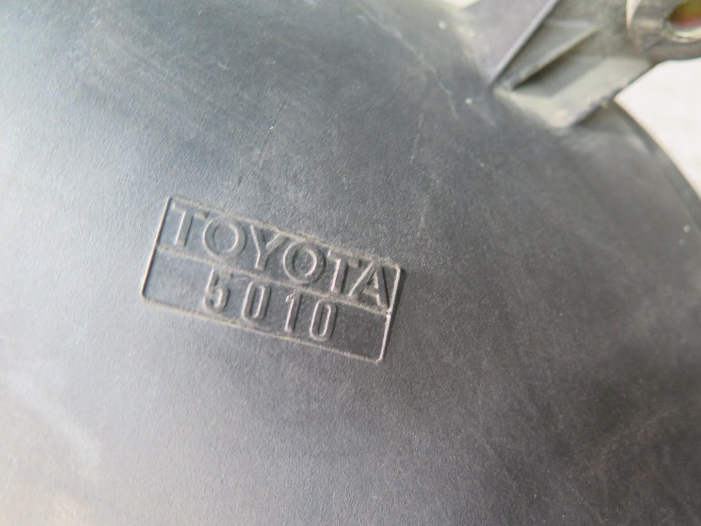 95-97 Toyota Celsior LS400 UCF20 Air Intake Cleaner Filter Box 22020-50090 OEM