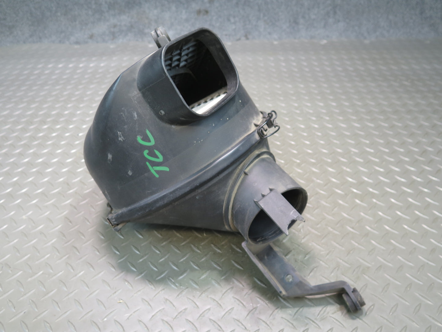 95-97 Toyota Celsior LS400 UCF20 Air Intake Cleaner Filter Box 22020-50090 OEM