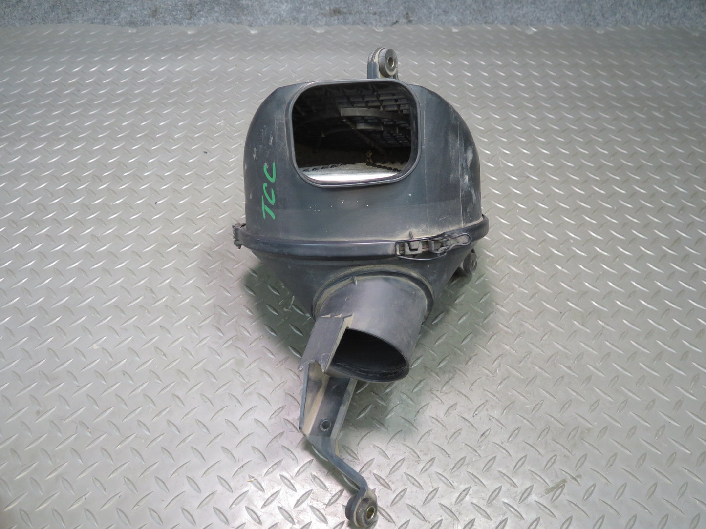 95-97 Toyota Celsior LS400 UCF20 Air Intake Cleaner Filter Box 22020-50090 OEM