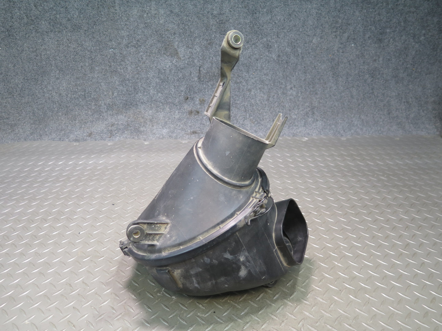 95-97 Toyota Celsior LS400 UCF20 Air Intake Cleaner Filter Box 22020-50090 OEM