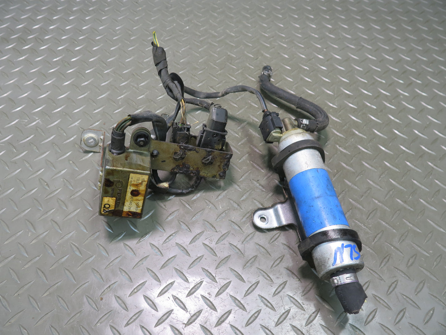 03-08 Mercedes R230 SL600 Fuel Pump w Control Module OEM