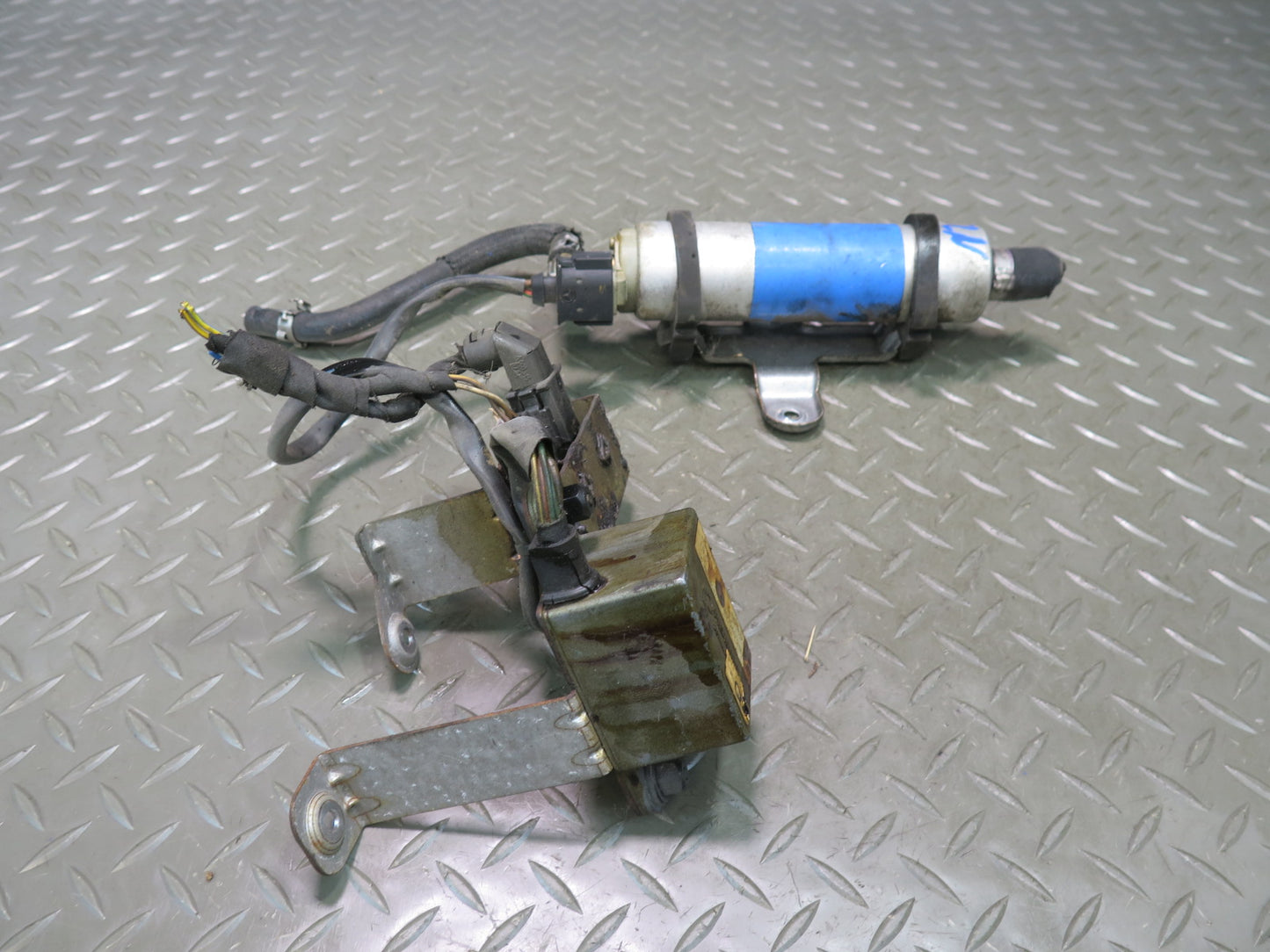 03-08 Mercedes R230 SL600 Fuel Pump w Control Module OEM