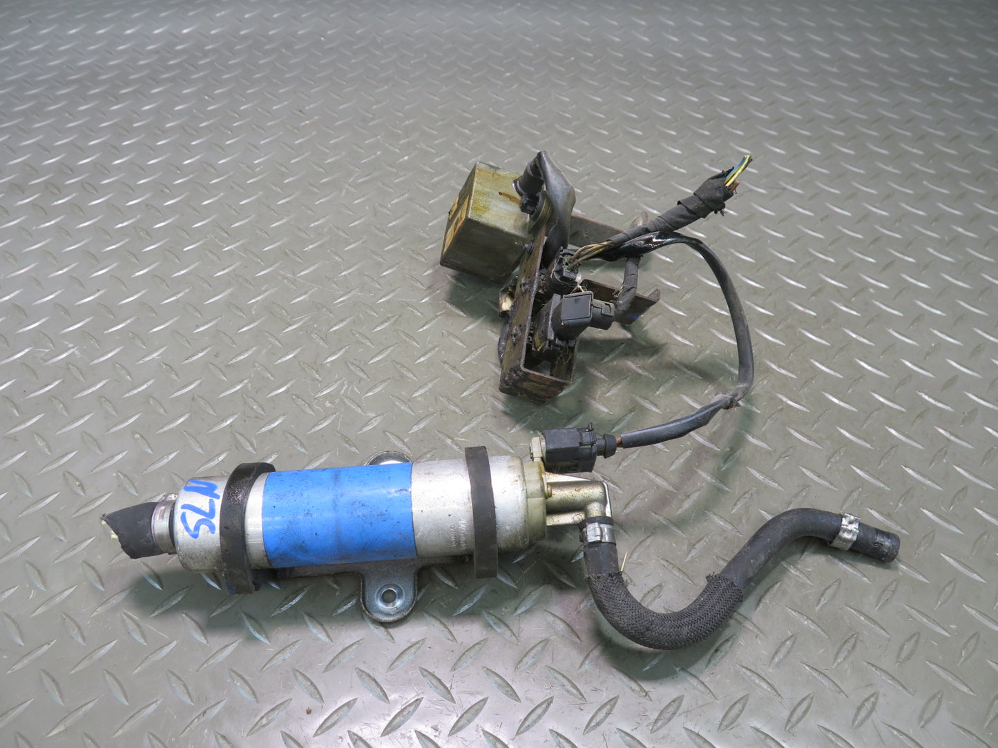 03-08 Mercedes R230 SL600 Fuel Pump w Control Module OEM