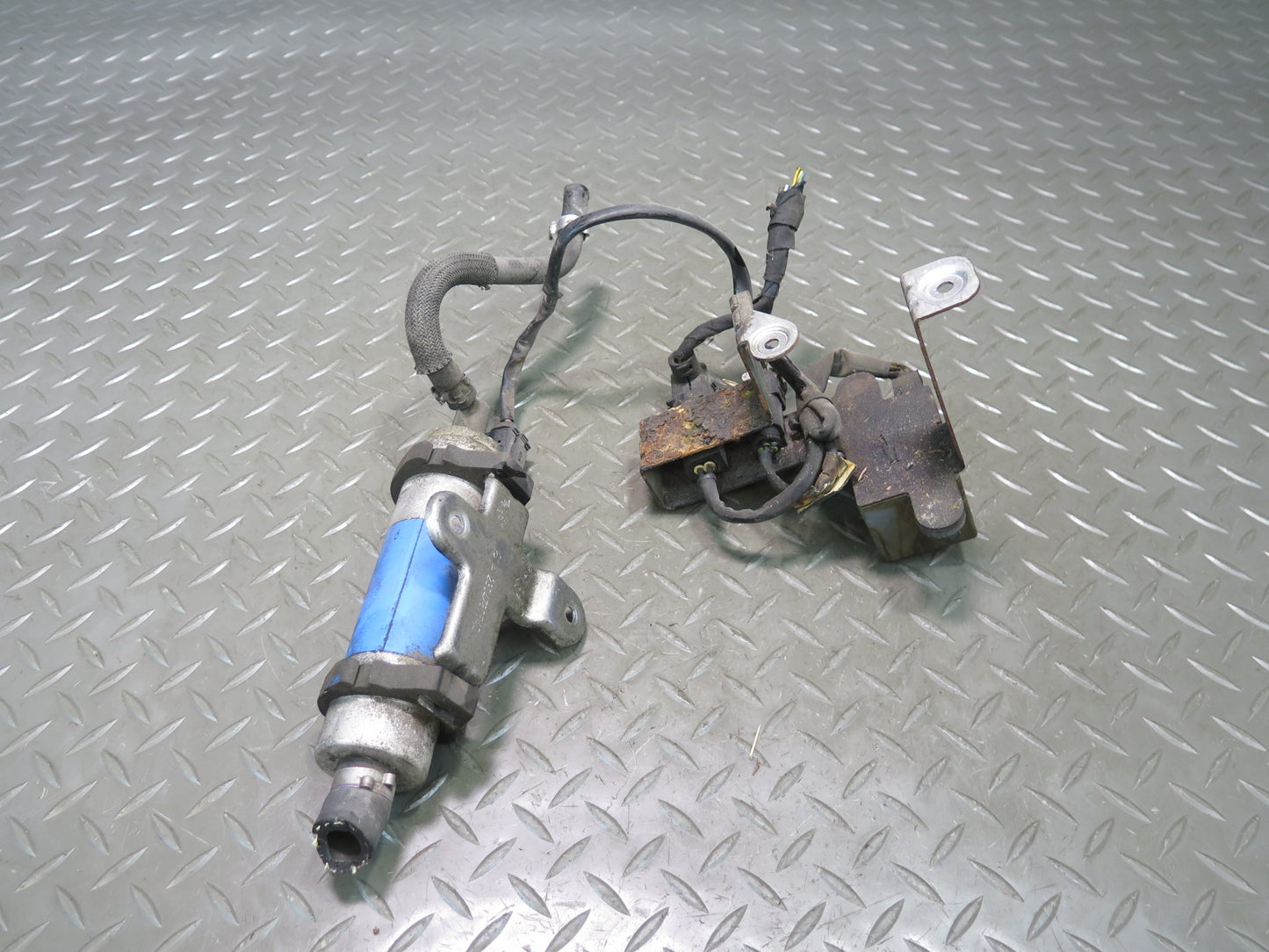 03-08 Mercedes R230 SL600 Fuel Pump w Control Module OEM