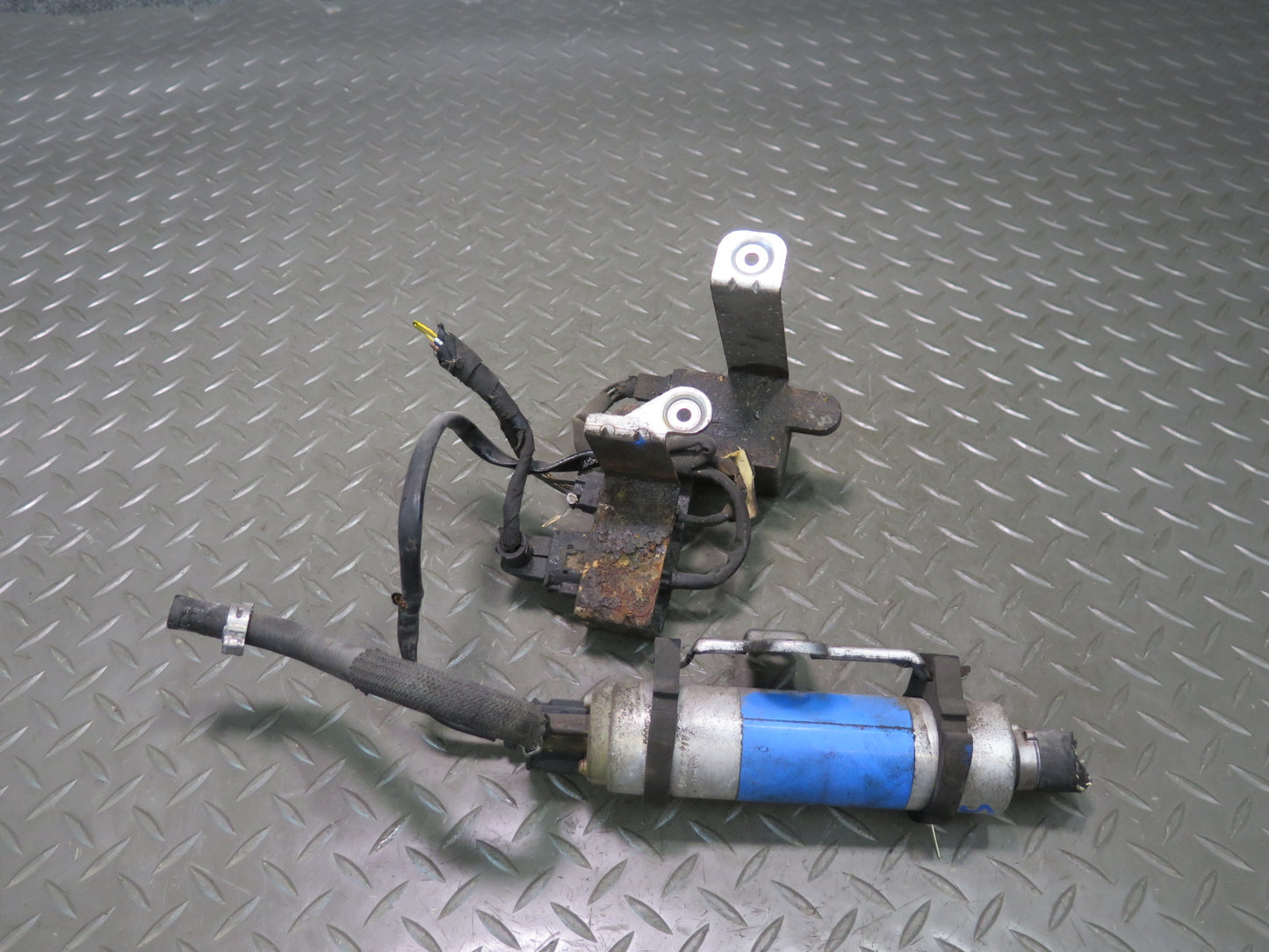 03-08 Mercedes R230 SL600 Fuel Pump w Control Module OEM