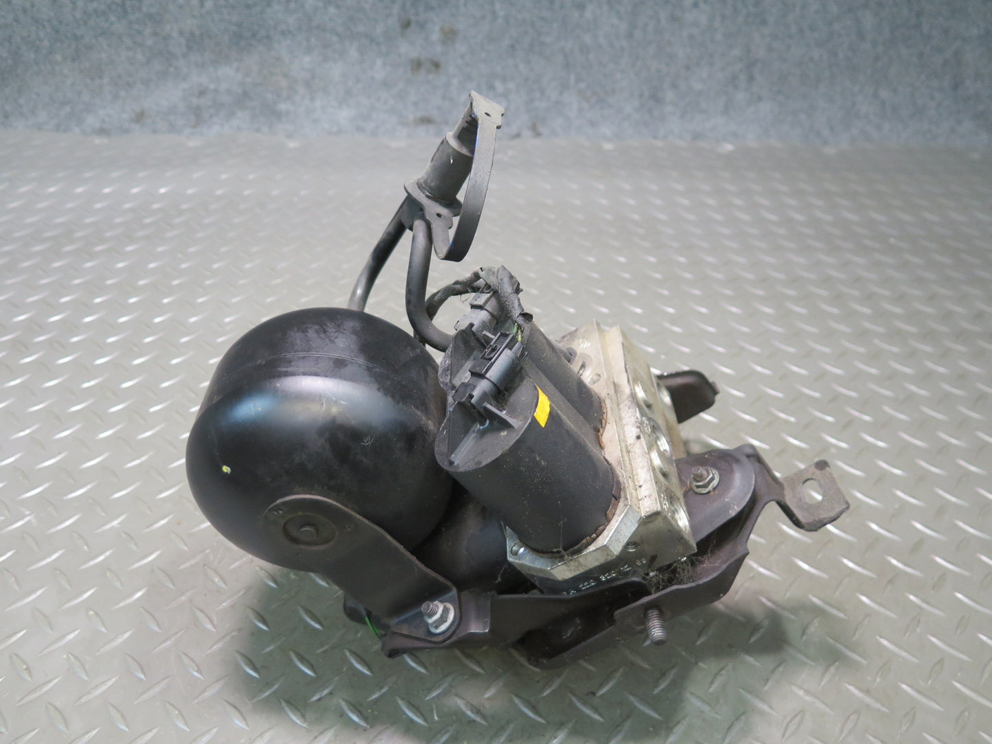 03-06 Mercedes R230 SL Front ABC Hydraulic Suspension Valve Block Pump OEM